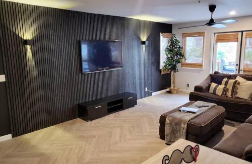 Avalon Villa | Modern Hamilton Cove Villa w/golf cart