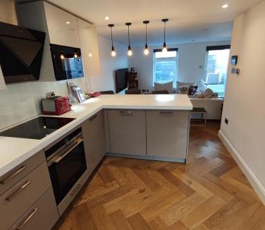 Ravenscourt Park Apartment | Modern Hammersmith 2 Bed 2 Bath Apt with AC & Terrace