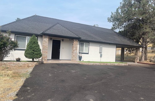Dairy House | Modern Haven in Klamath Falls - A Stylish Home Away from Home