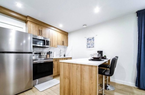 Jasper Place Apartment | Modern Haven - Queen Bed - Wifi - Near Rogers and WEM!