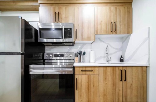 Jasper Place Apartment | Modern Haven - Queen Bed - Wifi - Near Rogers and WEM!