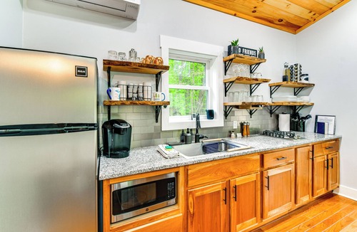 Paris Cottage | Modern Hersey Tiny Home w/Private Hot Tub!