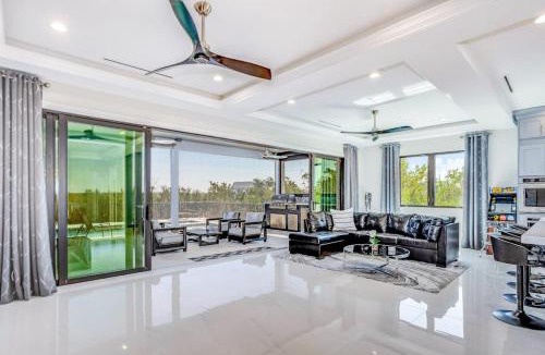 Bonita Springs House | Modern Hickory Hideaway
