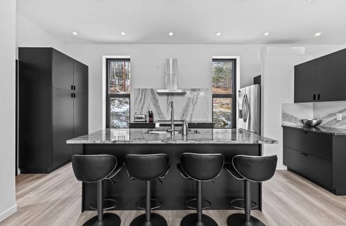 Moscow House | Modern Hideaway Chefs Kitchen & Sauna 15min to Ski