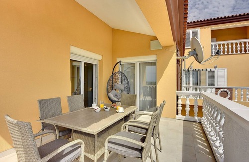 Galizana Apartment | Modern holiday flat with balcony, BBQ, WLAN, air conditioning