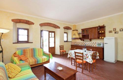 Loro Ciuffenna House | Modern Holiday Home in Loro Ciuffenna with Pool