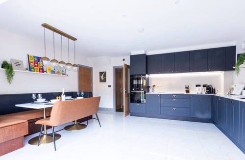 Bracknell House | Modern Home 3beds 3 baths Legoland Ascot Windsor
