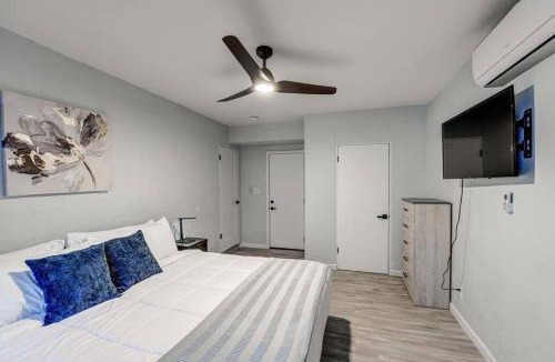 Downtown Phoenix House | Modern Home-Downtown-3 Bedroom- King Bed