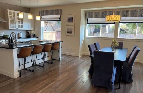 Sumner House | Modern home in downtown Sumner, WA, 34 mi from Lumen Field