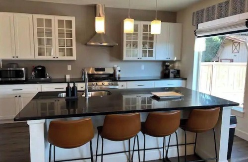 Sumner House | Modern home in downtown Sumner, WA, 34 mi from Lumen Field