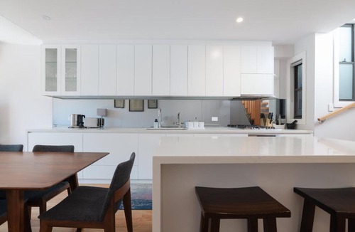 Erskineville House | Modern Home in Erskineville w AC and Parking