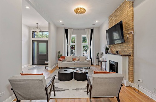 The Gap House | Modern Home Near McCormick Place & Downtown - Bronzeville