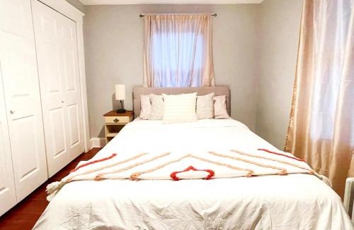 Cove - East Side - Shippan Villa | Modern Home off I-95 Perfect for Families & Business Stay with Ample Parking