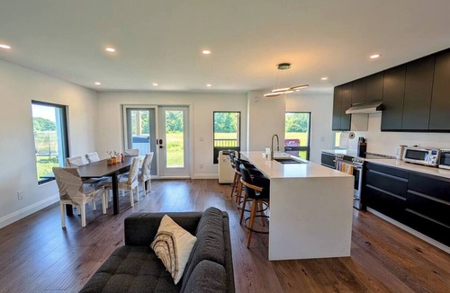 Lyndhurst House | Modern Home on 36 Private Acres | Dark Skies & Stargazing | Rideau Lakes