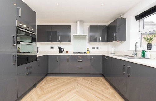 Patchway House | Modern Home | Parking | Families & Contractors