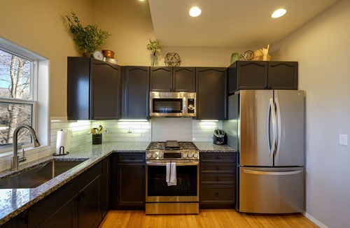 Edwards House | Modern Home | Private Hot Tub | Walk to Beaver Creek Shuttle | EV Charging