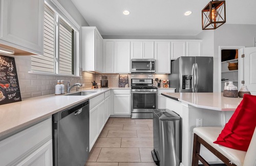 Davis Spring Commercial House | Modern Home w/Chef's Kitchen - 3BR, Fast Wifi