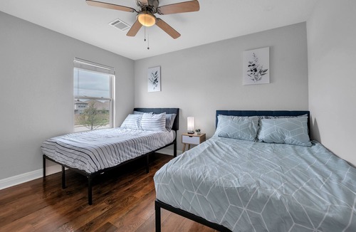 Davis Spring Commercial House | Modern Home w/Chef's Kitchen - 3BR, Fast Wifi