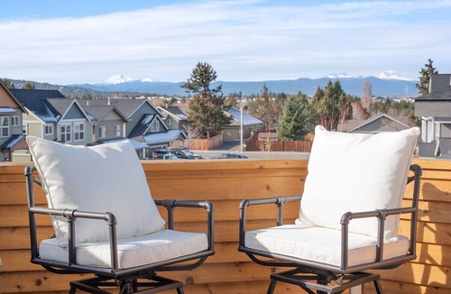 Boyd Acres House | Modern Home w/mountain views! — 9 minutes from downtown!