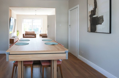 Rayners Lane Apartment | Modern Home with Pool Table Netflix and Free Parking