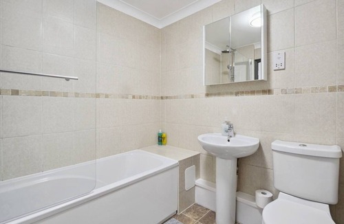 Knaphill Apartment | Modern, homely penthouse ideal for families, couples, or professionals. Enjoy a 55” Smart TV, superfast Wi-Fi, and free parking—your perfect base for short or long stays!