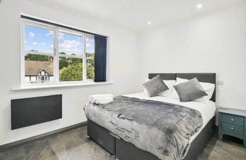 Knaphill Apartment | Modern, homely penthouse ideal for families, couples, or professionals. Enjoy a 55” Smart TV, superfast Wi-Fi, and free parking—your perfect base for short or long stays!