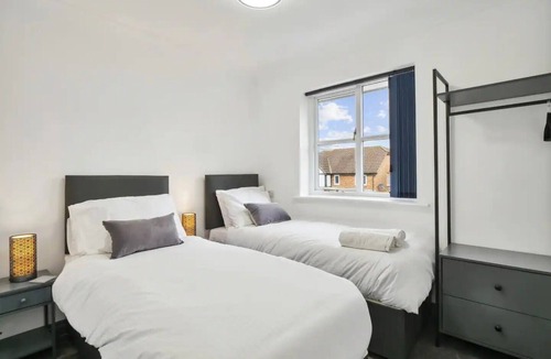 Knaphill Apartment | Modern, homely penthouse ideal for families, couples, or professionals. Enjoy a 55” Smart TV, superfast Wi-Fi, and free parking—your perfect base for short or long stays!