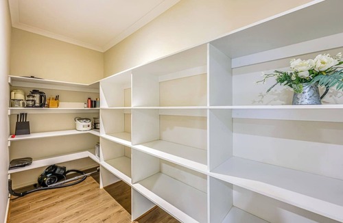 Pakenham House | Modern Homly 6BRM House for Big Group at Pakenham
