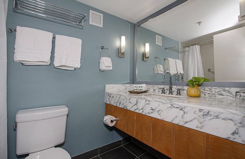 McCully - Moiliili Apartment | Modern hotel room with ocean views. Gorgeous views and two full beds.
