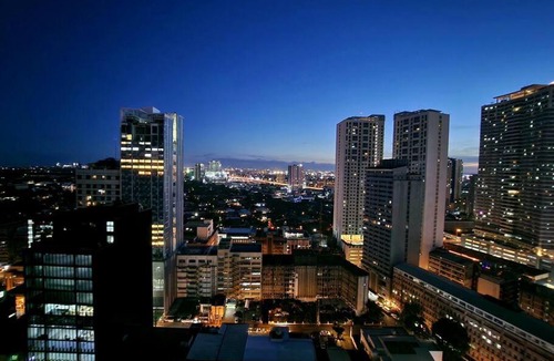 Legazpi Village Apartment | Modern Hotel-type Studio near Greenbelt Netflix 100mbps