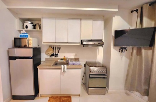 Legazpi Village Apartment | Modern Hotel-type Studio near Greenbelt Netflix 100mbps