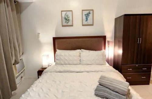 Legazpi Village Apartment | Modern Hotel-type Studio near Greenbelt Netflix 100mbps