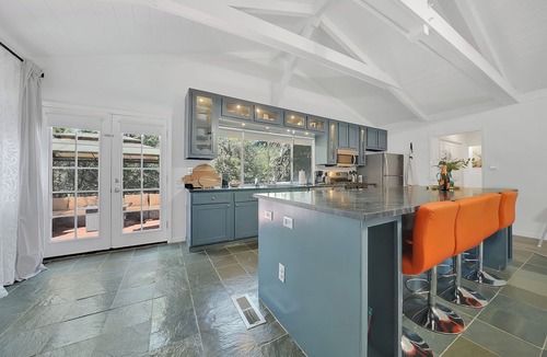 Glencoe House | Modern House: 3BR, HotTub, FireTable, BBQ, Dogs OK, Games, Wine Testing!