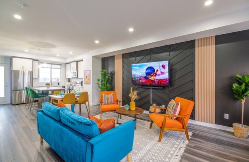 West Edmonton House | Modern House: AC|Garage|King Bed|Arcade|10m to WEM