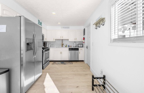 Gleneden Beach House | Modern house blocks from the beach near golfing and restaurants