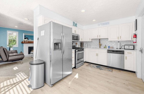 Gleneden Beach House | Modern house blocks from the beach near golfing and restaurants