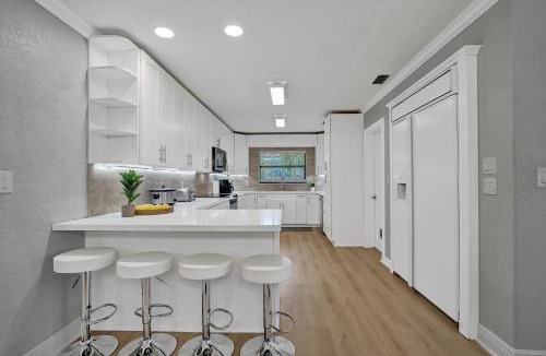 Pompano Beach Villa | Modern house w heated pool game room