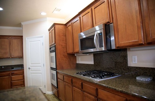 Reedley House | Modern house with jacuzzi - near 3 National Parks!