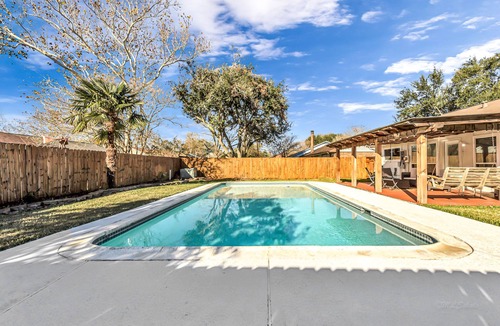 Richmond House | Modern house with large private pool in Sugar Land area
