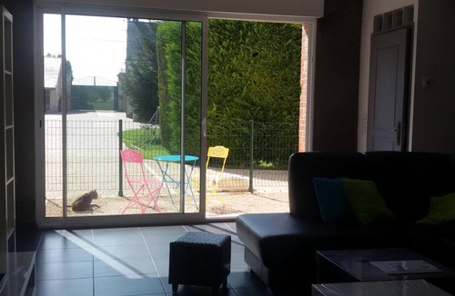 Averdon Cottage | Modern house with large heated pool and pets allowed