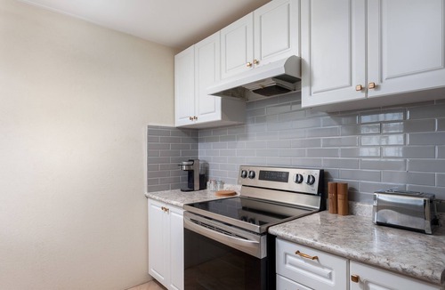 Plumtree House | Modern House with Queen beds 7 mins drive to beach
