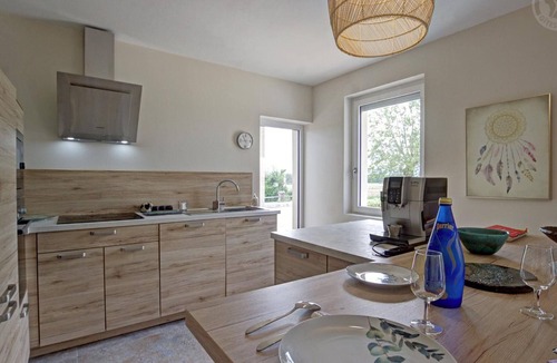 Riorges Cottage | Modern house with secure parking and private garden