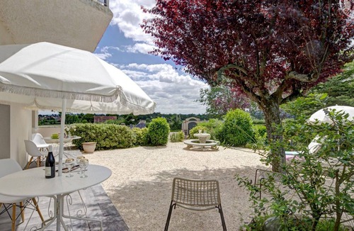 Riorges Cottage | Modern house with secure parking and private garden