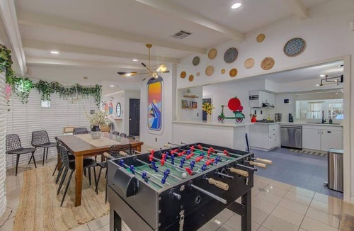 Southeast Houston House | Modern Houston Pool Retreat 5BR Sleeps 15