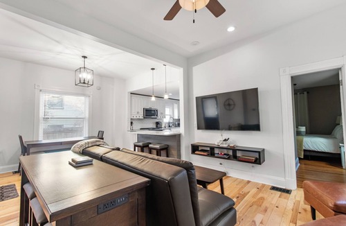 Hyde Park House | Modern Hyde Park Abode w/2 first floor bedrooms