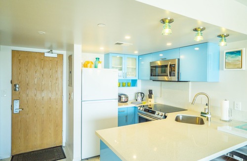 Waikiki Condo | Modern Ilikai 16th floor Harbor Studio - Surfing, Sunset & & Yacht Views!