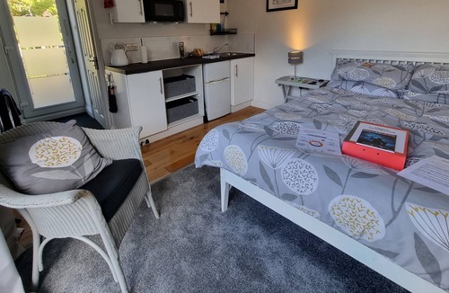 Hanham Apartment | Modern immaculate studio with aircon & parking