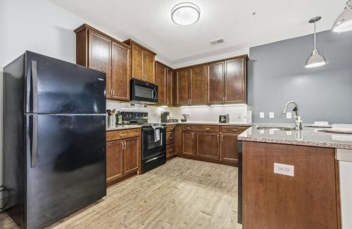 Downtown Indianapolis Apartment | Modern Indy 2BR Free Parking Pool Walk to Lucas Oil & March Madness