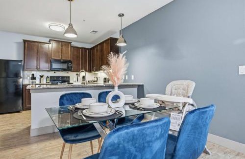 Downtown Indianapolis Apartment | Modern Indy 2BR Free Parking Pool Walk to Lucas Oil & March Madness