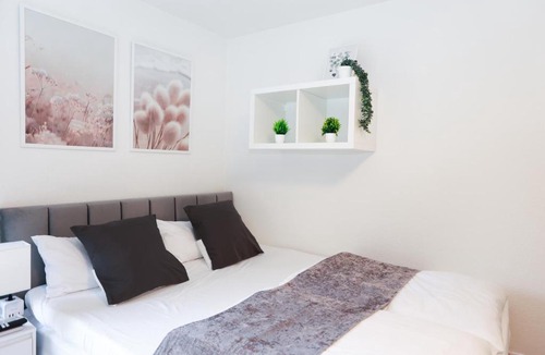 Kaiserslautern Apartment | Modern K-Town Studio WiFi Kitchen Smart TV